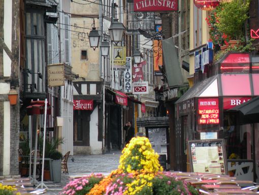  lampadaires et enseignes de magasins